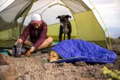Ruffwear - Highlands™ Dog Sleeping Bag -Pet dog web 10601 highlands sleeping bag huckleberry blue steens mountain 01